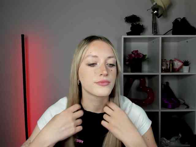 EvelynBlond26 webcam