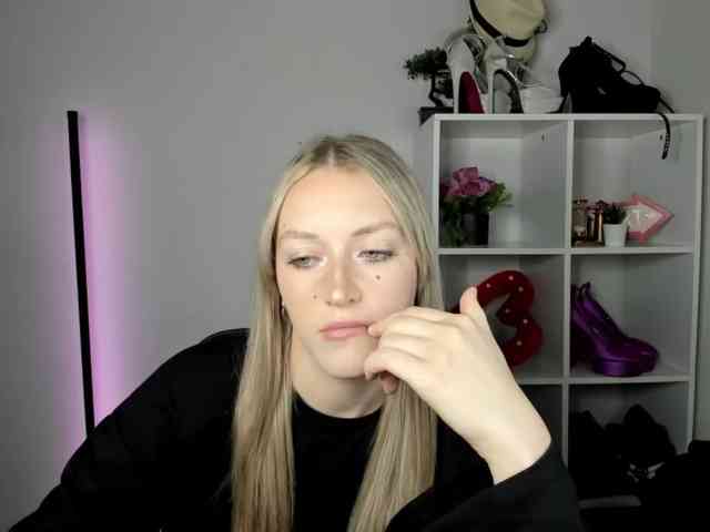EvelynBlond26