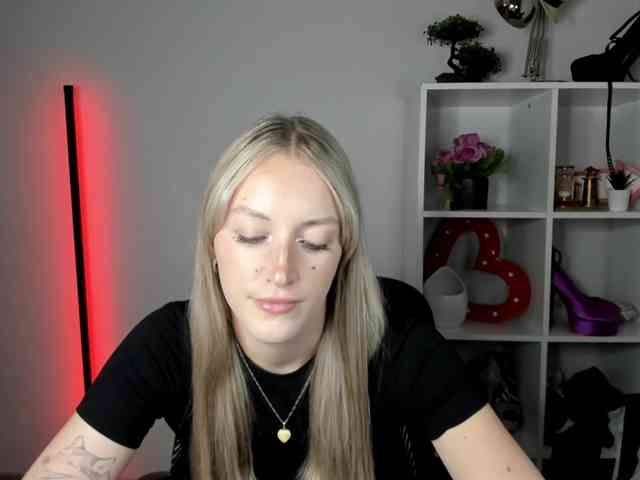 EvelynBlond26 webcam