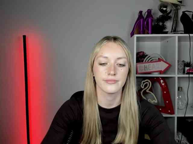 EvelynBlond26 webcam