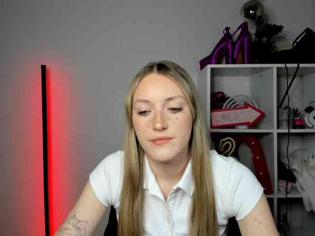 EvelynBlond26 webcam