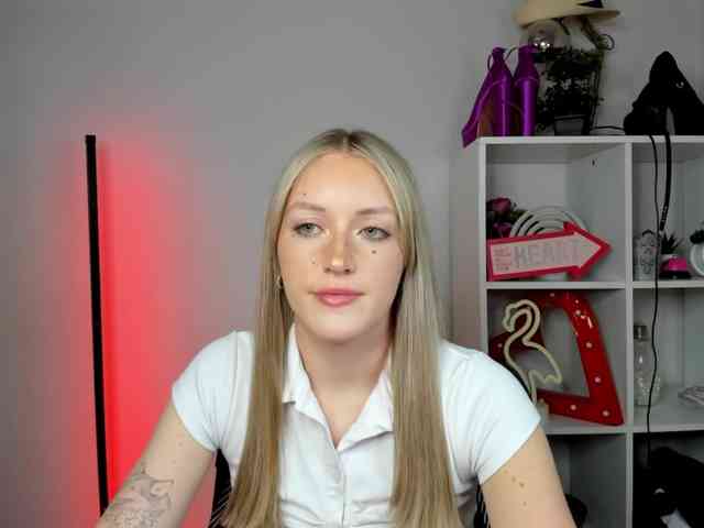 EvelynBlond26 webcam