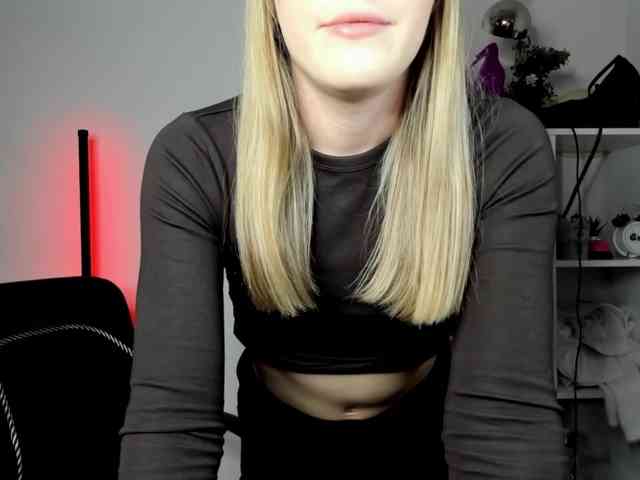 EvelynBlond26 webcam