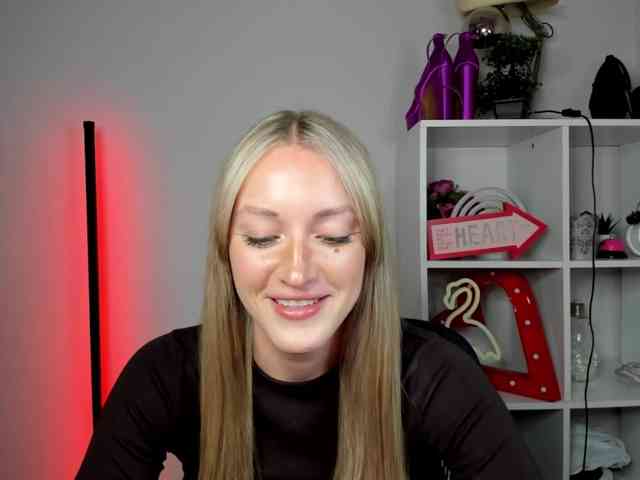 EvelynBlond26 webcam