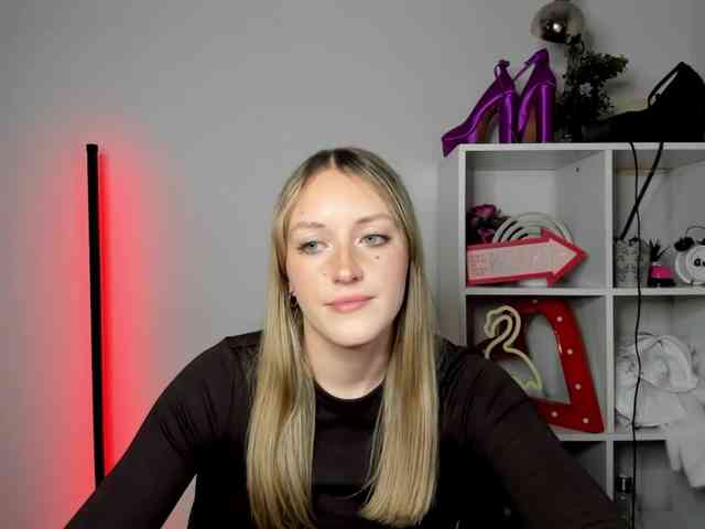 EvelynBlond26 webcam