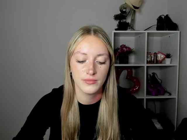 EvelynBlond26 webcam
