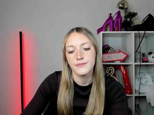 EvelynBlond26 webcam