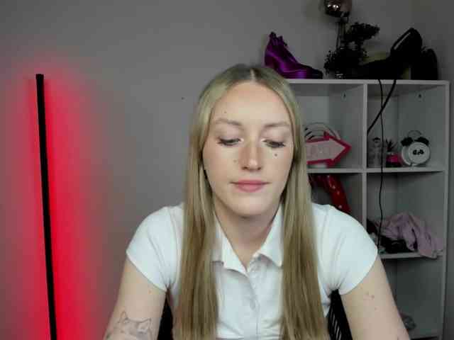 EvelynBlond26 webcam