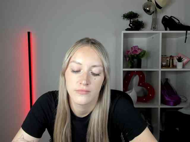 Model: EvelynBlond26