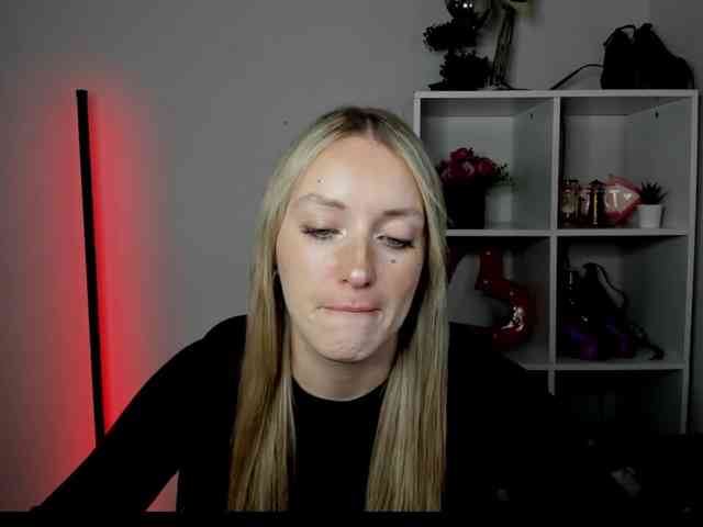 Model: EvelynBlond26