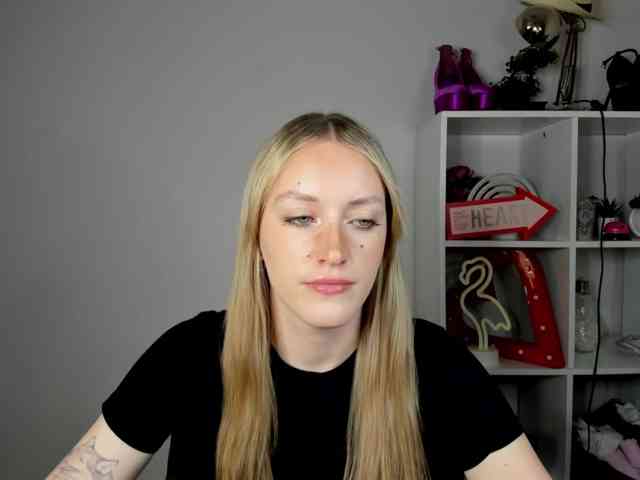 EvelynBlond26 webcam