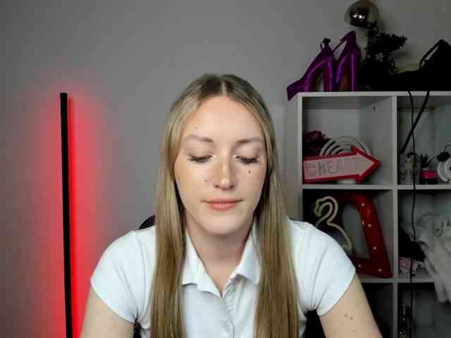 EvelynBlond26 webcam