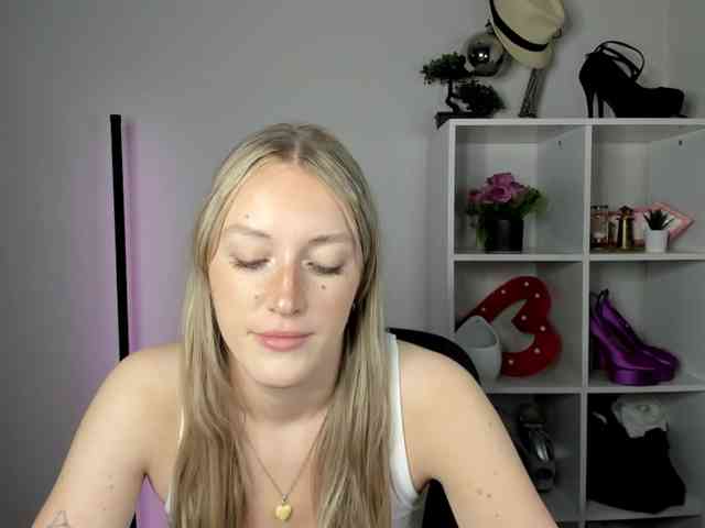 EvelynBlond26 webcam
