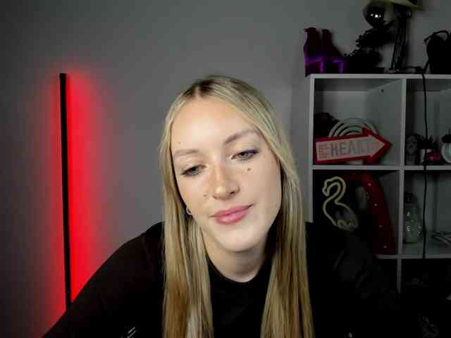 EvelynBlond26 webcam