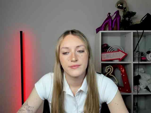 EvelynBlond26 webcam