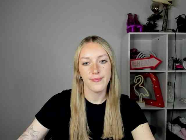 EvelynBlond26 webcam