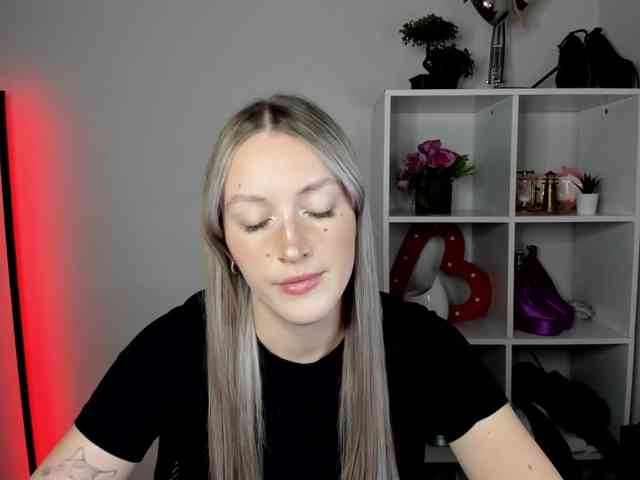 EvelynBlond26 webcam