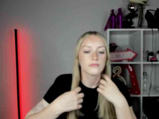 EvelynBlond26 webcam