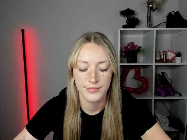 EvelynBlond26 webcam