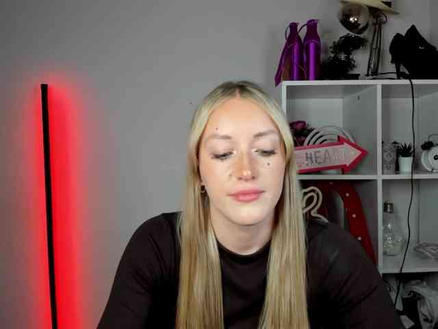 EvelynBlond26 webcam
