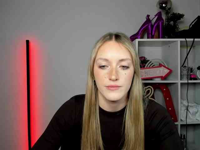 EvelynBlond26 webcam