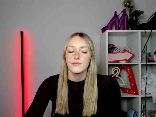 EvelynBlond26 webcam