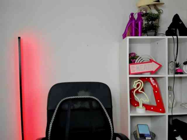 EvelynBlond26 webcam