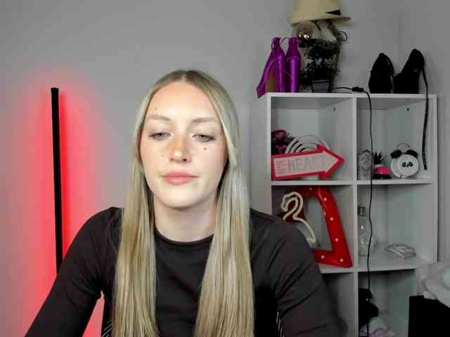 EvelynBlond26 webcam
