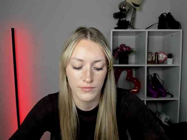 Model: EvelynBlond26