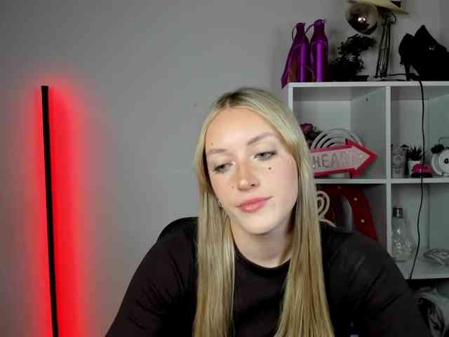 EvelynBlond26 webcam