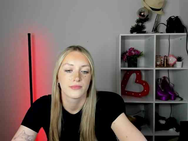 EvelynBlond26 webcam