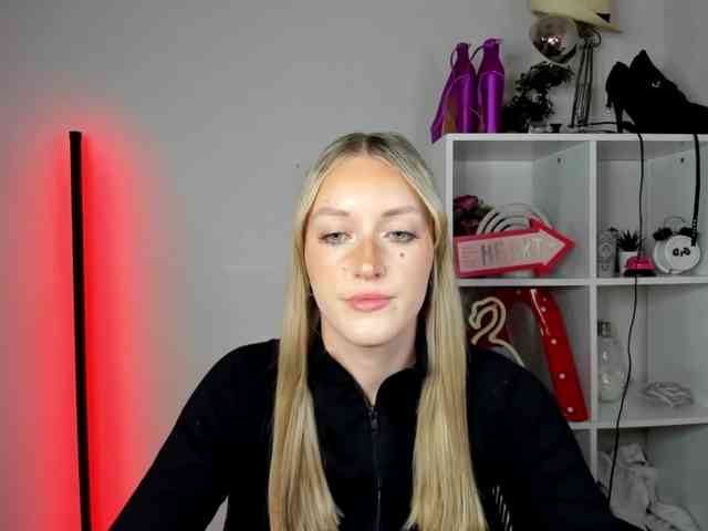 EvelynBlond26 webcam