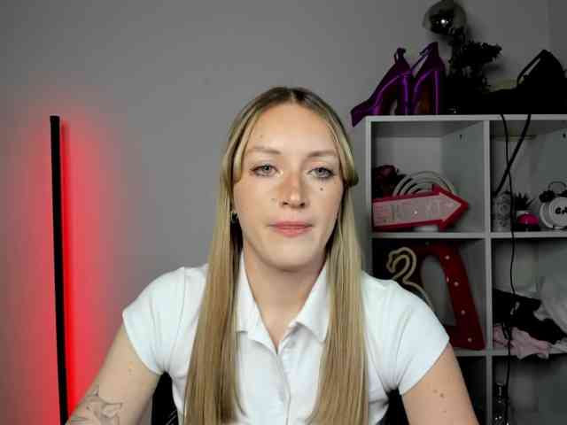 EvelynBlond26 webcam