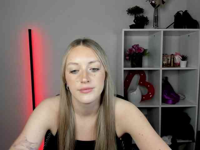 EvelynBlond26 webcam