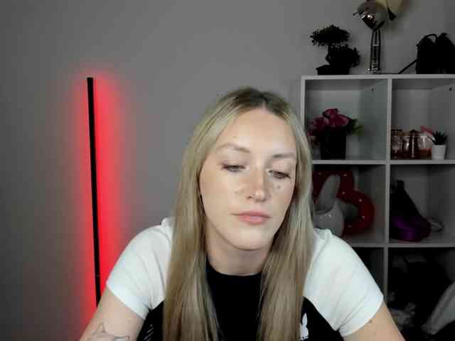EvelynBlond26 webcam
