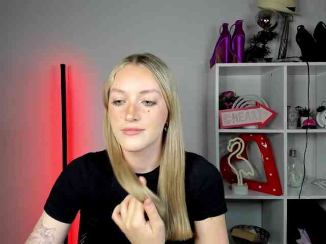 EvelynBlond26 webcam