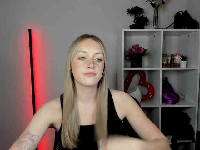Model: EvelynBlond26