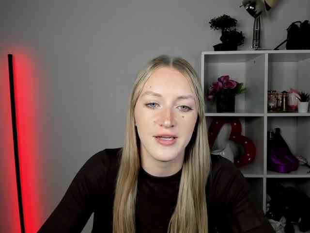 EvelynBlond26 webcam