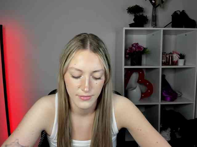 EvelynBlond26 webcam