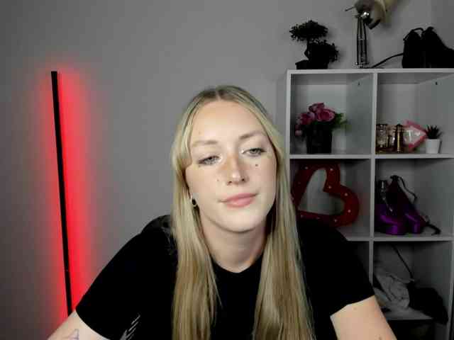 EvelynBlond26 webcam