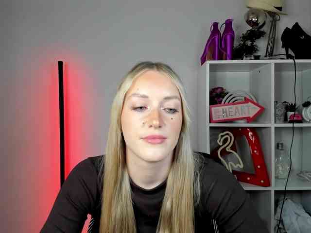 EvelynBlond26 webcam
