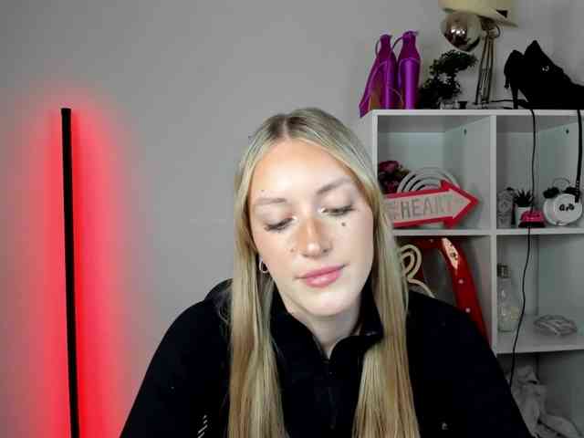 EvelynBlond26
