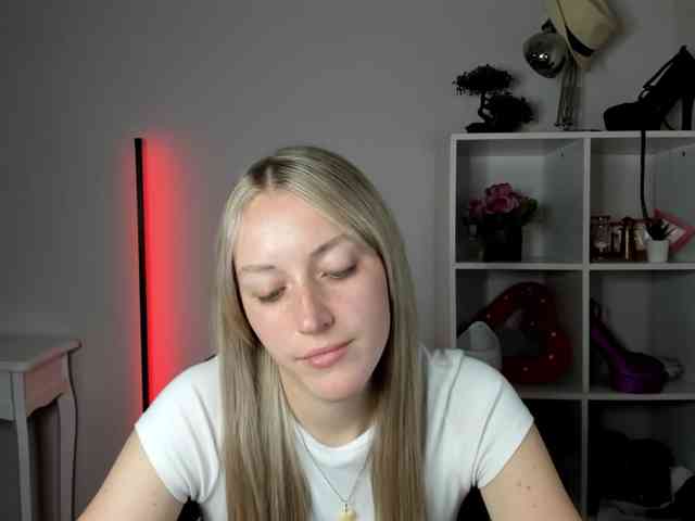 EvelynBlond26 webcam