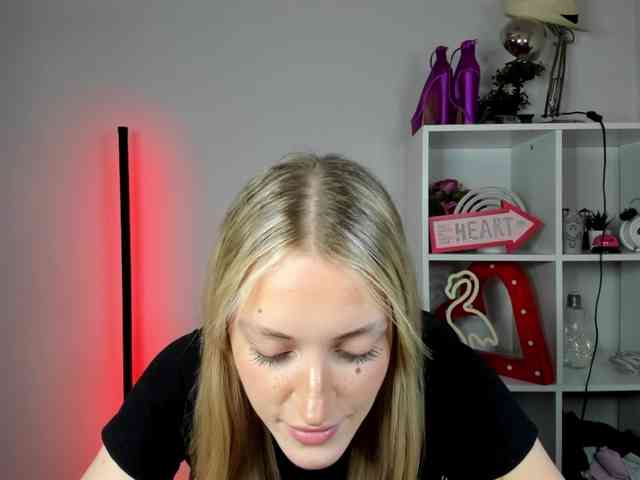 EvelynBlond26 webcam