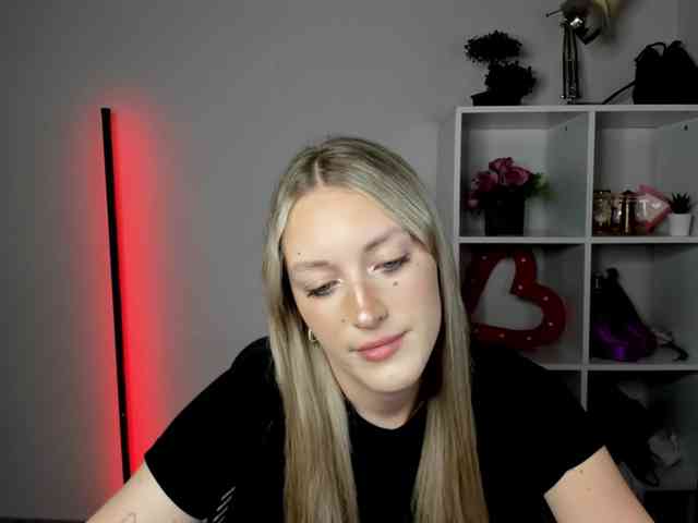 EvelynBlond26 webcam