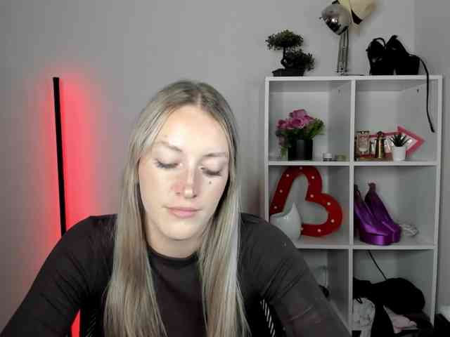 EvelynBlond26 webcam