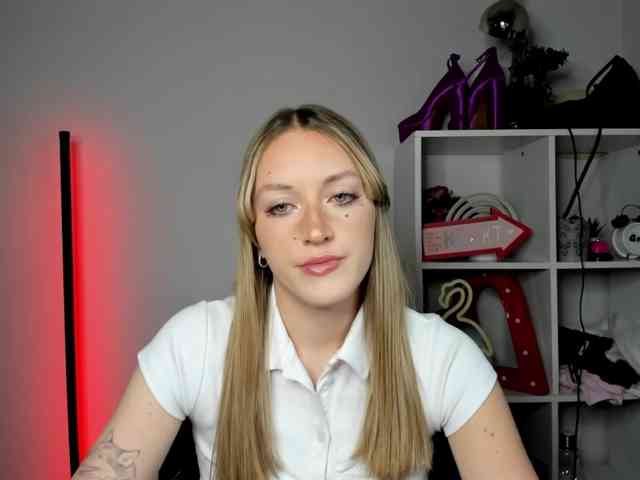 EvelynBlond26 webcam