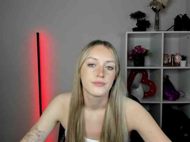 EvelynBlond26 webcam