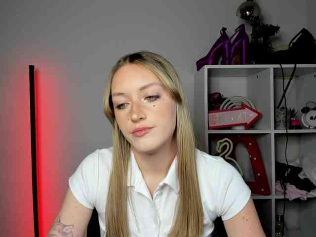EvelynBlond26 webcam