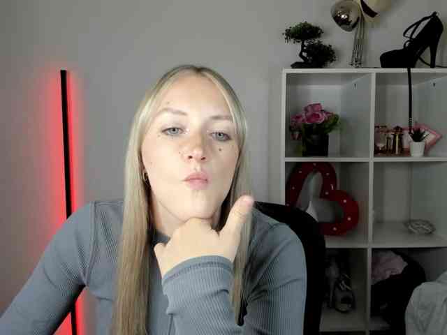 EvelynBlond26 webcam